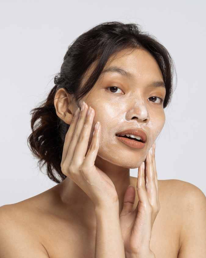 Incorporating a gentle cleanser, moisturiser, sunscreen, hyaluronic acid, vitamin C, and mild exfoliants into your skincare routine can complement the use of a retinol serum.